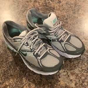 Brand new never worn women’s Nike sneakers